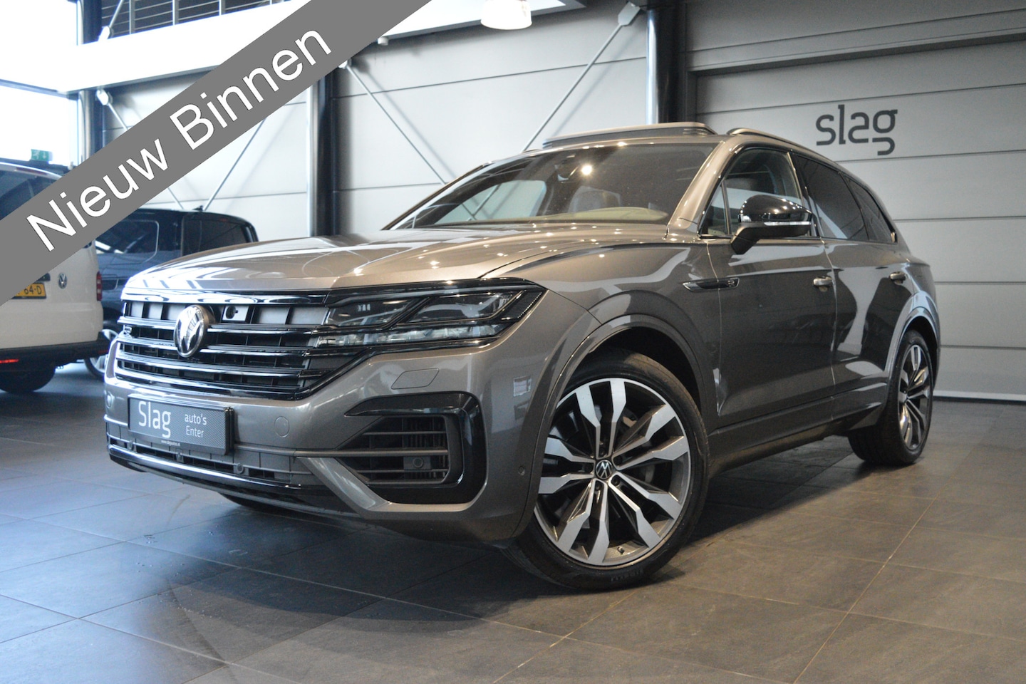 Volkswagen Touareg - 3.0 TSi eHybrid 4M R-Line head up leer pano 21 inch !! - AutoWereld.nl