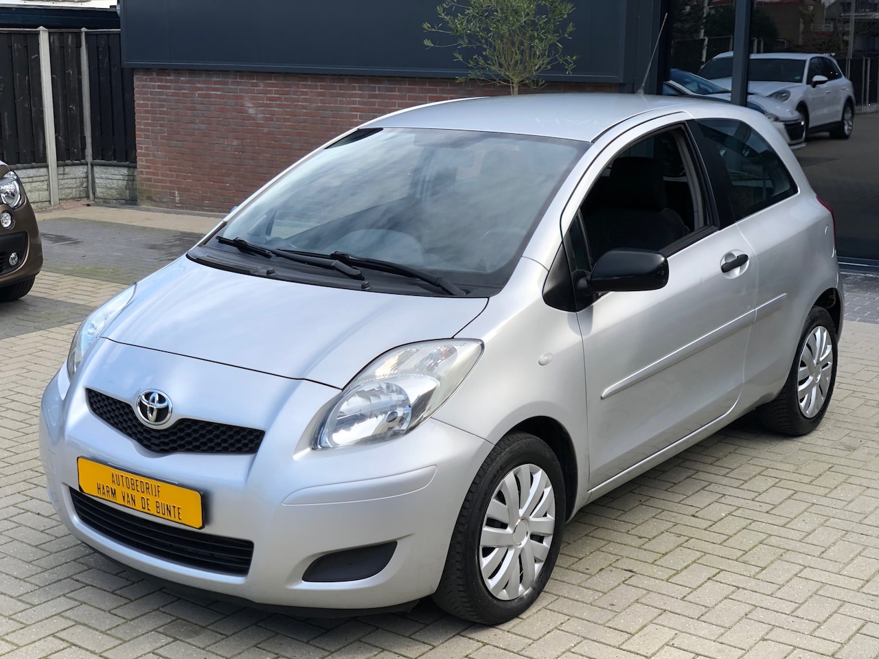 Toyota Yaris - 1.3 VVTi Dynamic NIEUWSTAAT AIRCO NWE APK ELEKTR PAKKET - AutoWereld.nl