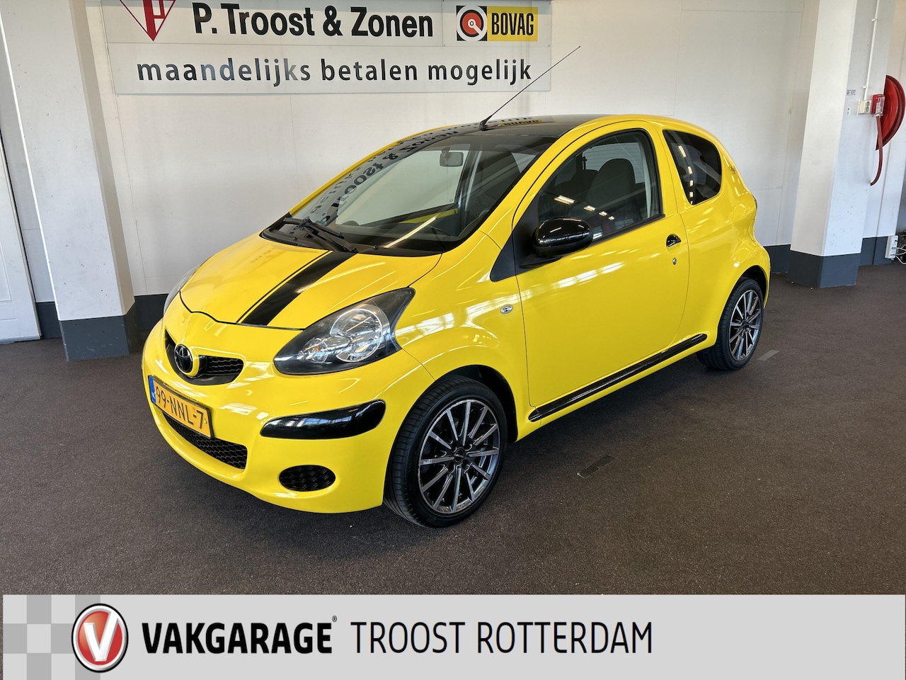 Toyota Aygo - 1.0-12V Comfort | Custom wrap | Geblindeerde ramen | 15''INCH | Radio/MP3 - AutoWereld.nl