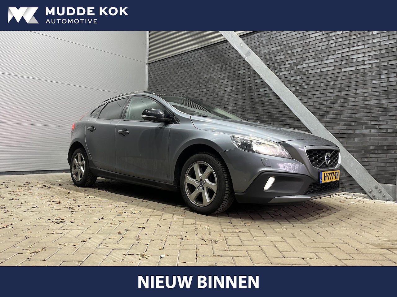 Volvo V40 Cross Country - T3 Momentum | Automaat | Panoramadak | Leder | Trekhaak | Camera - AutoWereld.nl