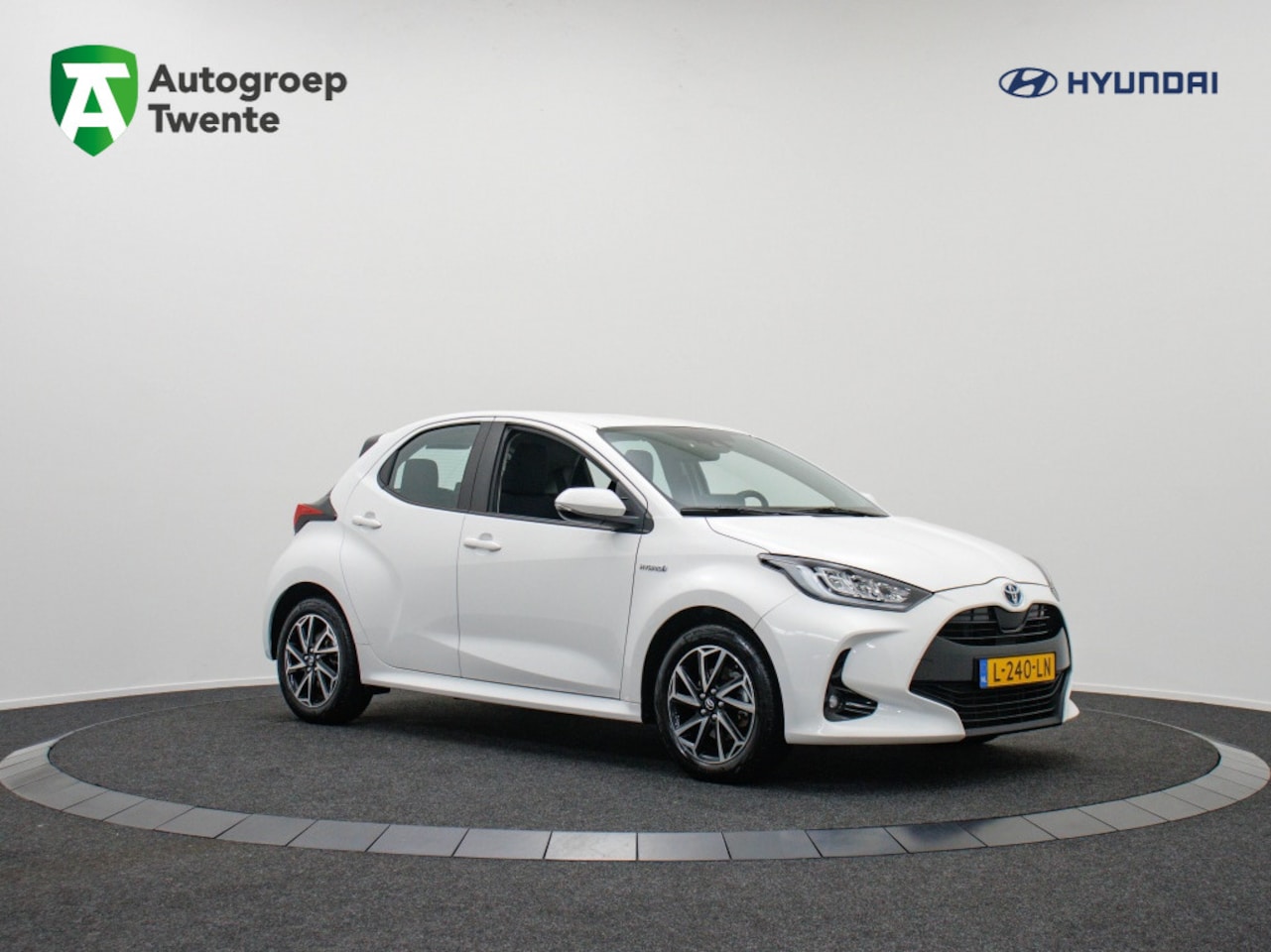 Toyota Yaris - 1.5 Hybrid Dynamic | Navigatie by App | Adapt. Cruise control - AutoWereld.nl