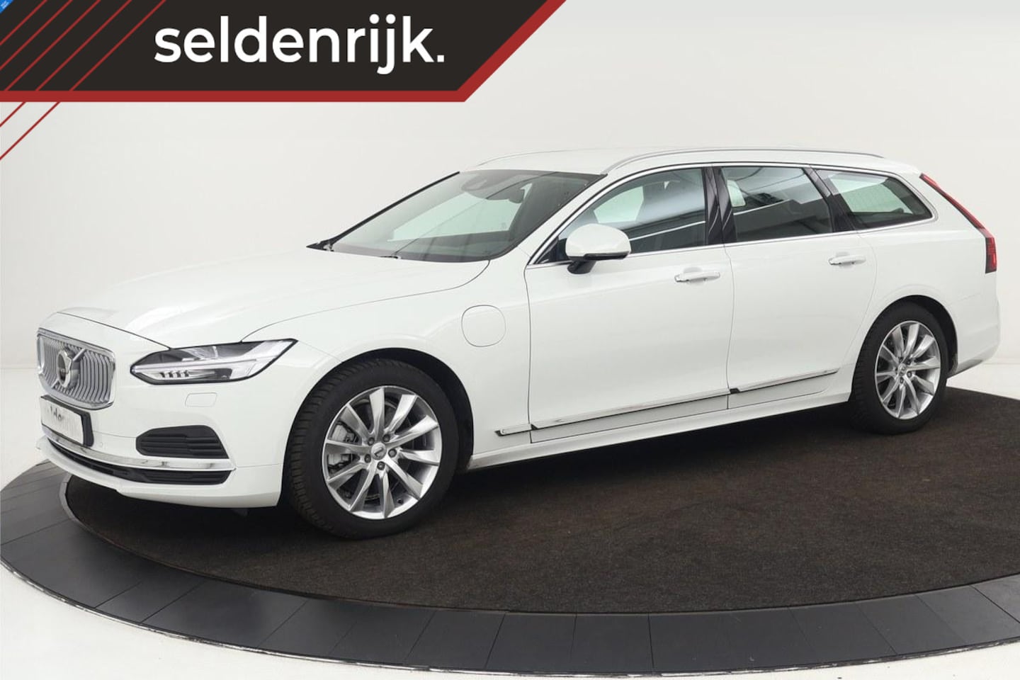 Volvo V90 - 2.0 T8 Twin Engine AWD | Leder | Adaptive cruise | Trekhaak | Camera | Stoel & stuurverwar - AutoWereld.nl