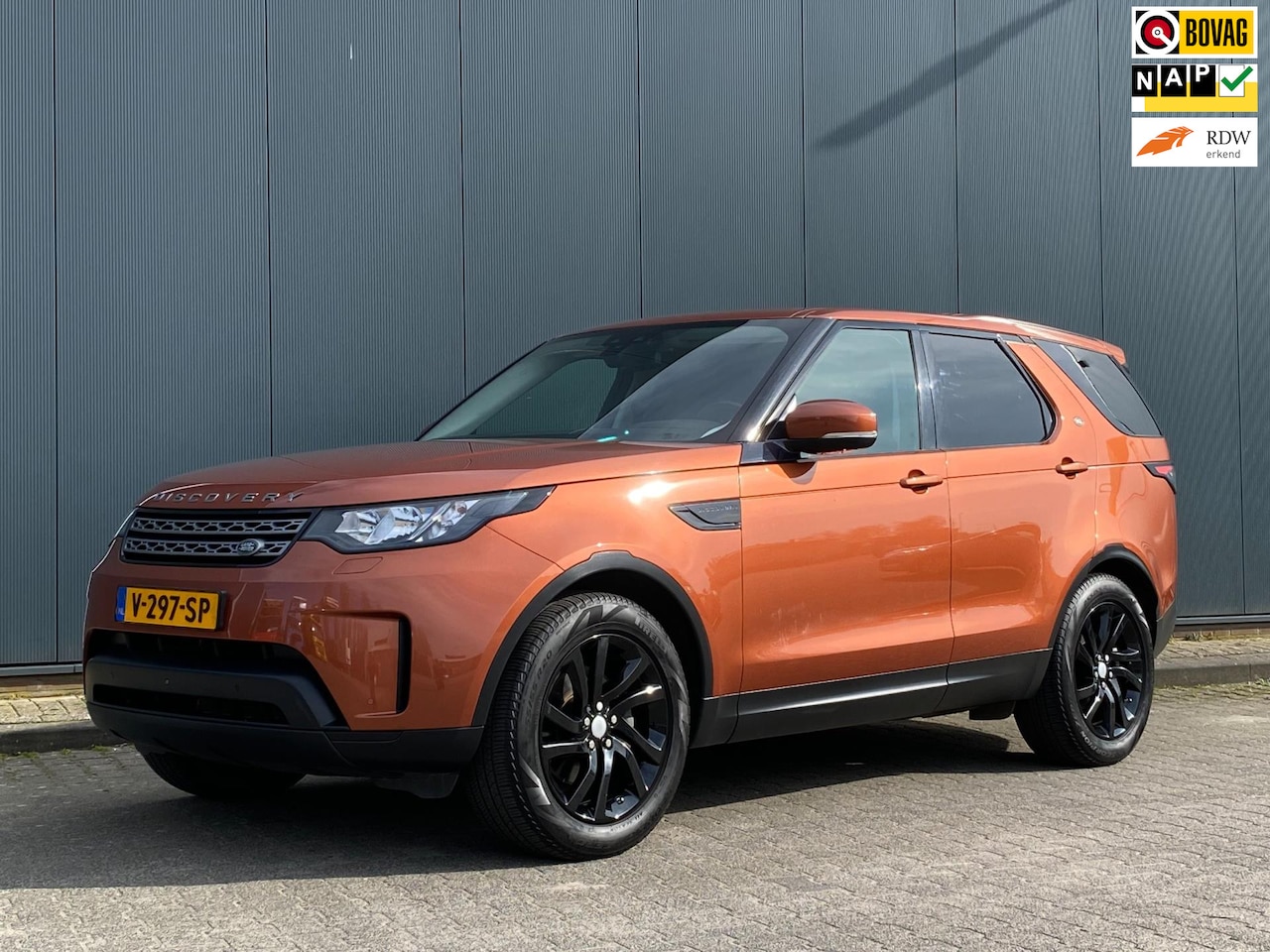 Land Rover Discovery - 2.0 Sd4 SE 241PK/430Nm | Grijs Kent. | Luchtvering | Camera 360 | CarPlay | Stuurverwarmin - AutoWereld.nl