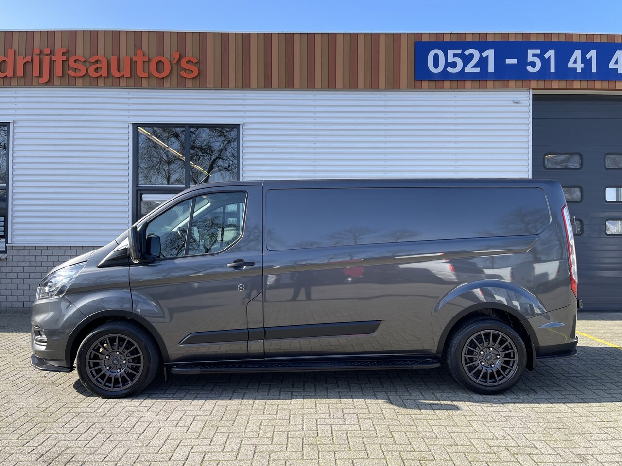 Ford Transit Custom - 320 2.0 TDCI 170pk L2H1 Limited / vaste prijs rijklaar € 19.950 ex btw / lease vanaf € 366 - AutoWereld.nl