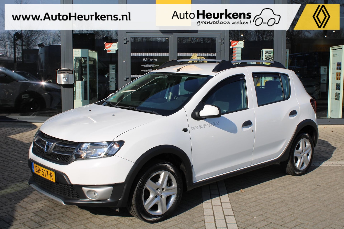 Dacia Sandero Stepway - TCe 90 Lauréate | Navigatie | Parkeersensoren Achter | - AutoWereld.nl