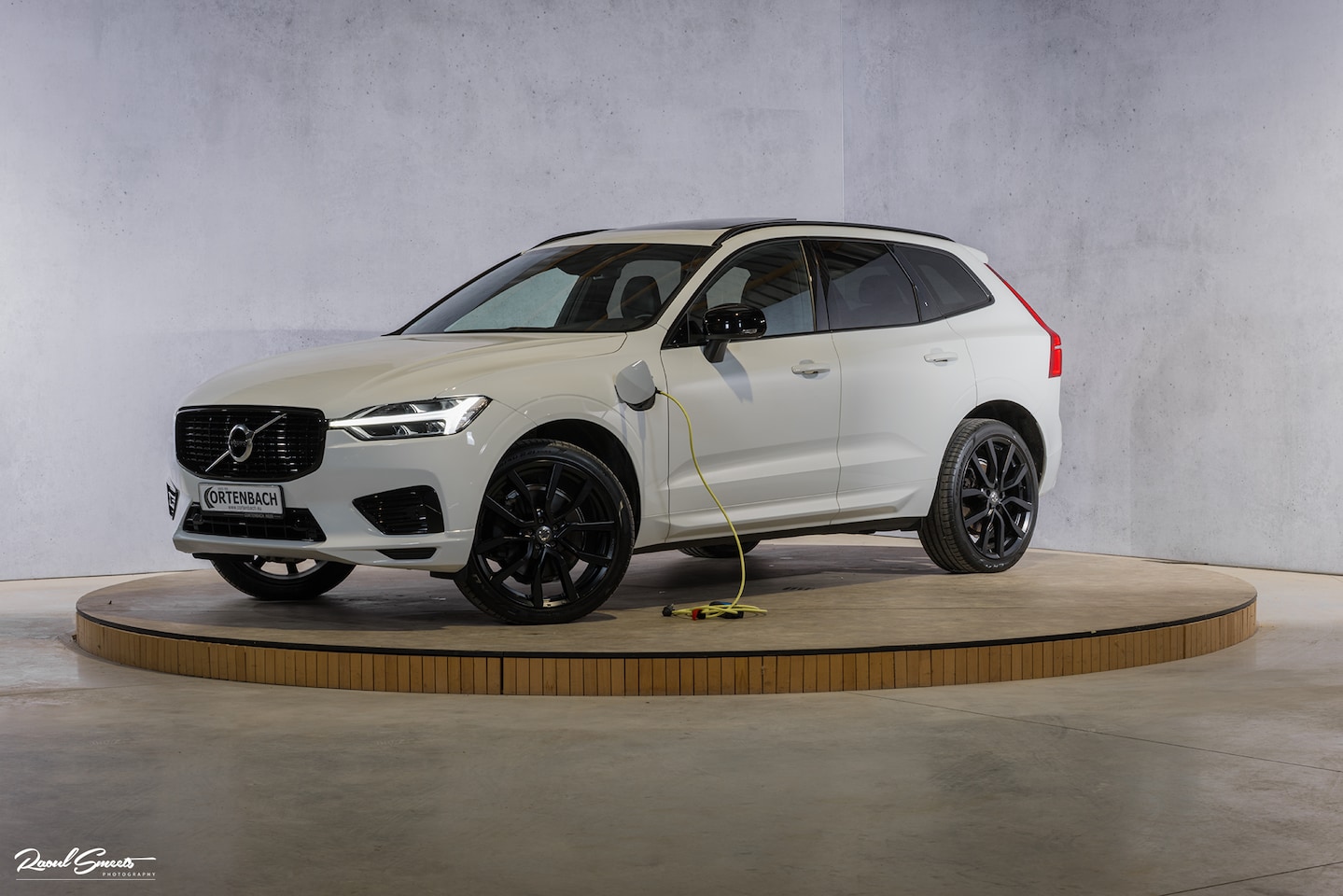 Volvo XC60 - 2.0 Recharge T8 AWD R-Design | Panorama dak | Zwenkbare trekhaak | Apple carplay | Cruise - AutoWereld.nl