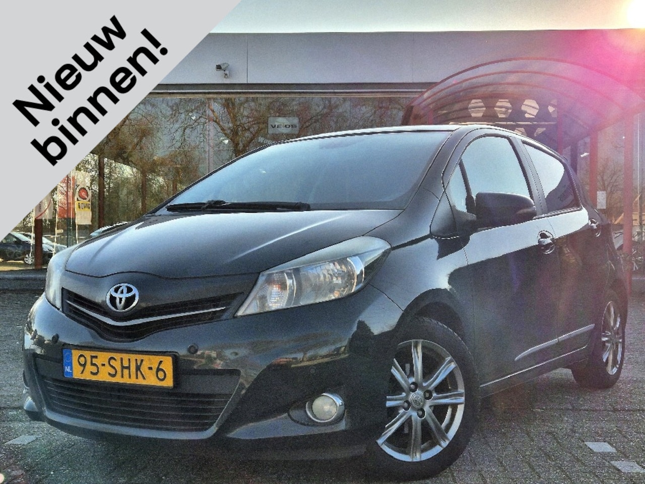 Toyota Yaris - 1.3 VVT-i Dynamic | Parkeersensoren | Navigatie | Trekhaak - AutoWereld.nl