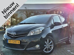 Toyota Yaris - 1.3 VVT-i Dynamic | Parkeersensoren | Navigatie | Trekhaak