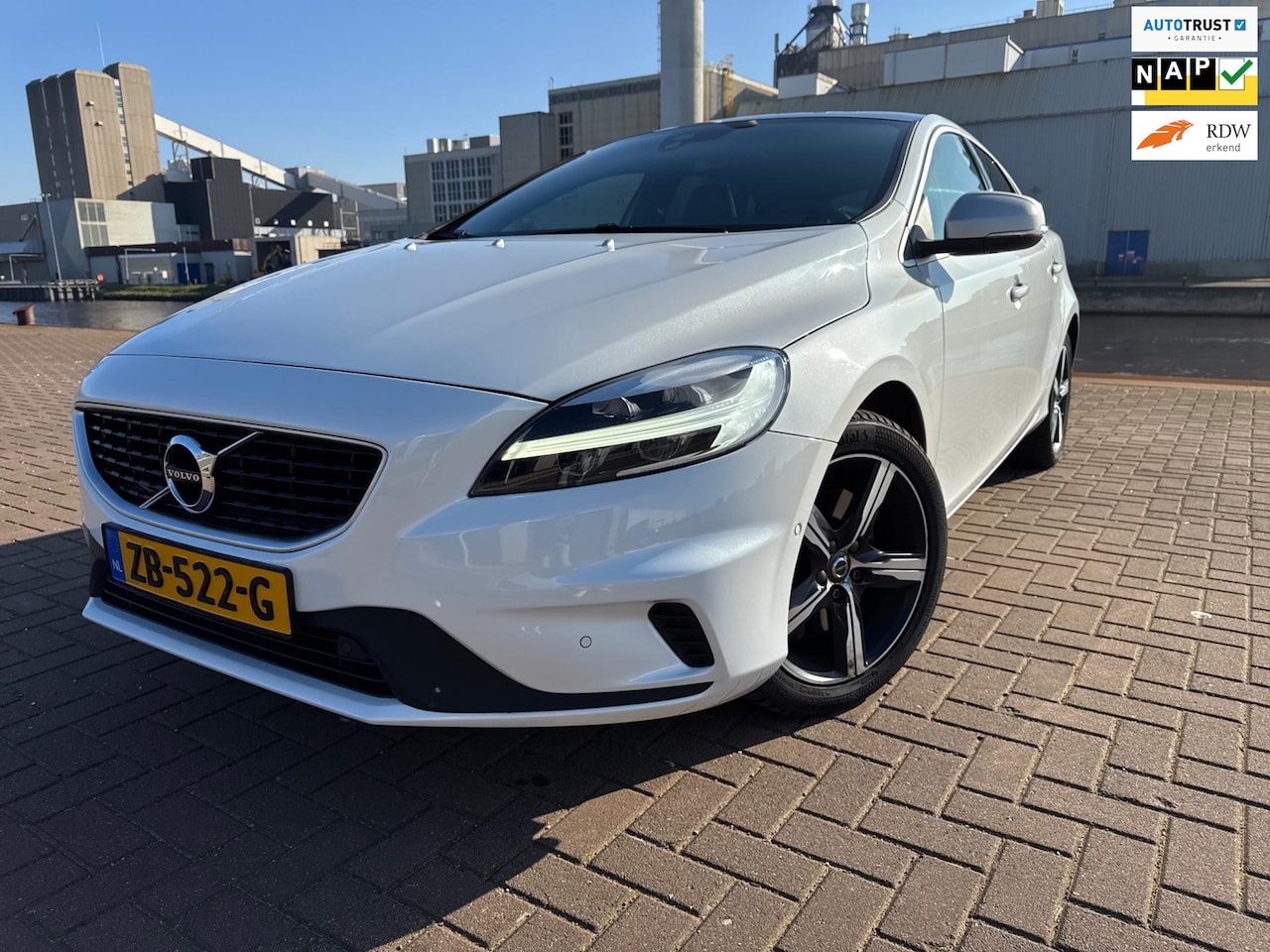 Volvo V40 - 1.5 T3 Polar+ Sport R Design Pano Standkachel - AutoWereld.nl