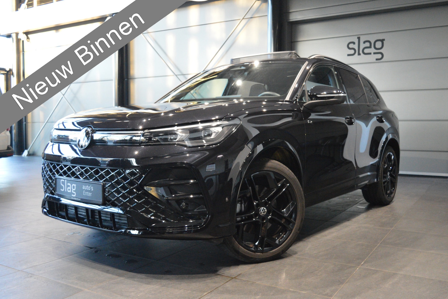 Volkswagen Tiguan - 2.0 TDI 3X R-LINE navi pano head up trekhaak 20 inch !! - AutoWereld.nl