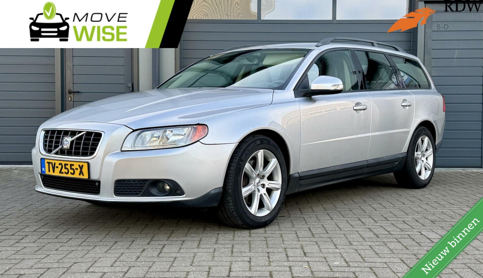 Volvo V70 - 2.5T 5 Cil. 200pk Momentum| Nw. Model | Automaat | 5 Cilinder ! | Trekhaak | Youngtimer | - AutoWereld.nl