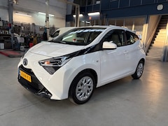 Toyota Aygo - 1.0 VVT-i 72pk 5D x-play | Navigatie | Camera | Apple carplay / Android auto | Airco | NAP