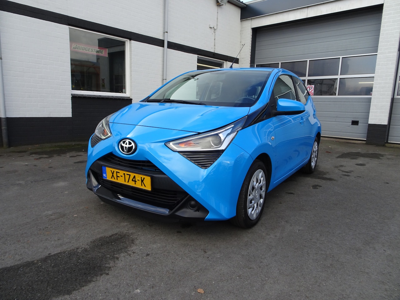 Toyota Aygo - 1.0 VVT-i x-play Airco, elektrische ramen, centrale vergrendeling, achteruitrijcamera, spe - AutoWereld.nl