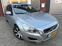 Volvo V60 - 2.4 D6 AWD Plug-In Hybrid Pure Limited / Pano / Leder / Navi