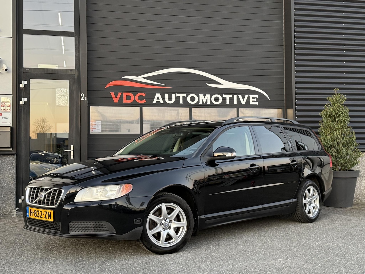 Volvo V70 - 2.0 F Stoelverwarming | Airco | Cruisecontrol | Dealer Onderhouden | Privacy Glas - AutoWereld.nl