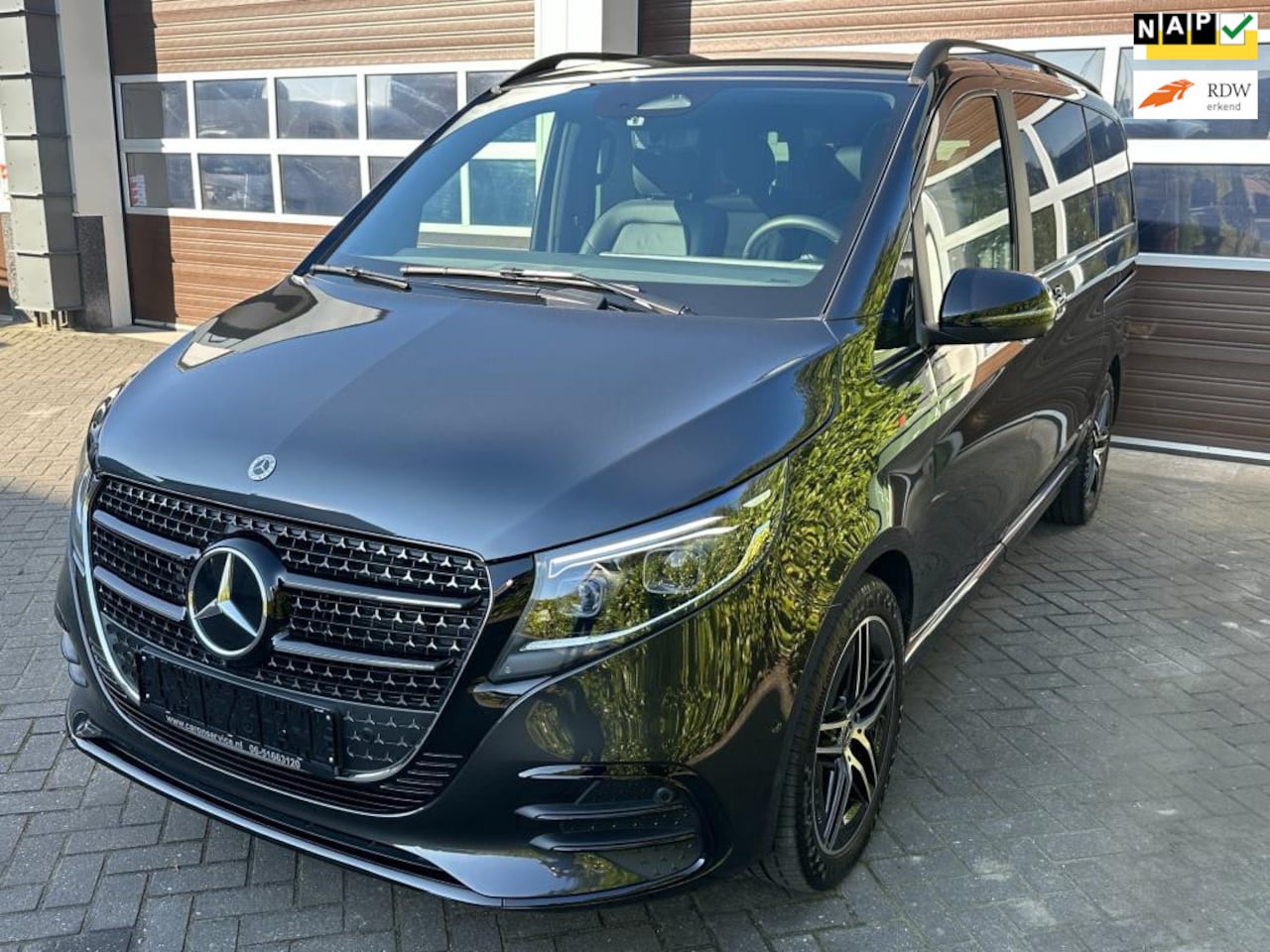 Mercedes-Benz V-klasse - 300d L2 Avantgarde 4matic AMG Distronic Pano Burmester - AutoWereld.nl