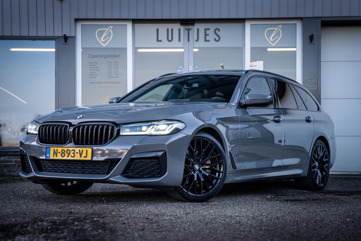 BMW 5-serie Touring - 520i M-Sport I Pano-dak I Laser I Memory I Trekhaak I NL-auto I Dealer-ond. I 1e-eig. - AutoWereld.nl