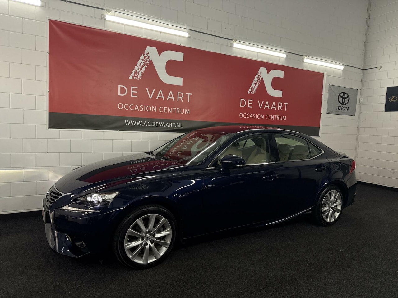 Lexus IS - 300h First Edition - NAVI/LEER/CAMERA/LANEASSIST - AutoWereld.nl