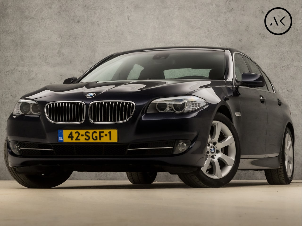 BMW 5-serie - 523i High Executive 204Pk Automaat (GROOT NAVI, NAP, 6 CILINDER, BRUIN LEDER, STOELVERWARM - AutoWereld.nl