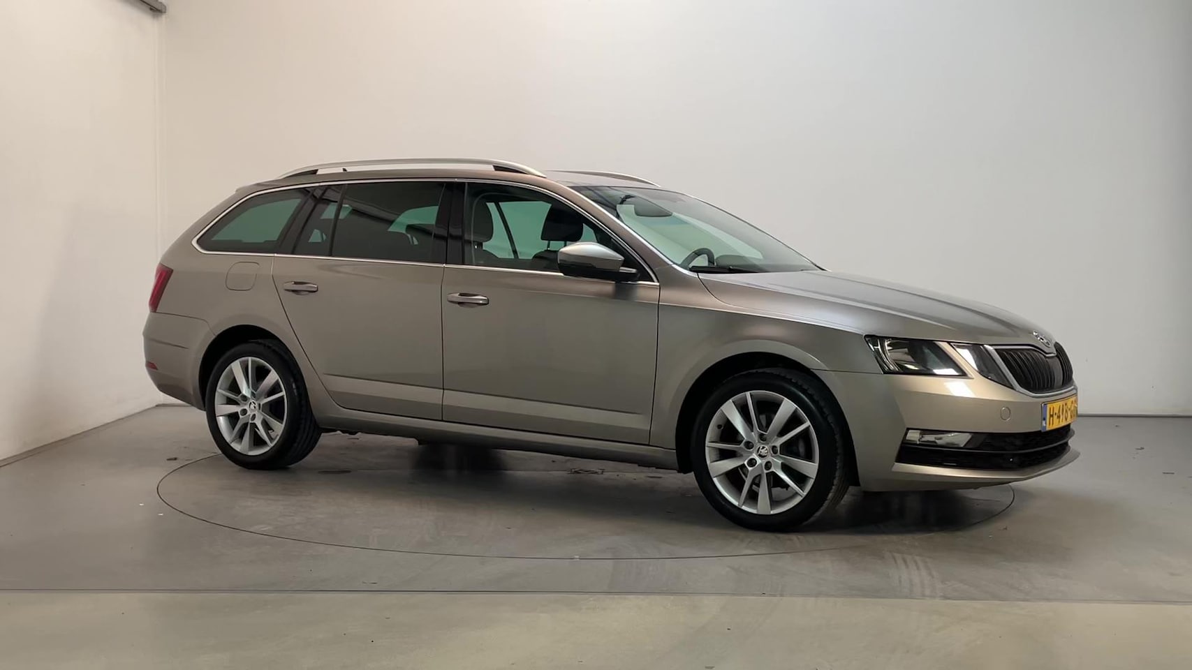 Skoda Octavia Combi - 1.0 TSI 116pk DSG Greentech Clever Edition Leder-Stof Stoelverwarming Navigatie DAB+ - AutoWereld.nl