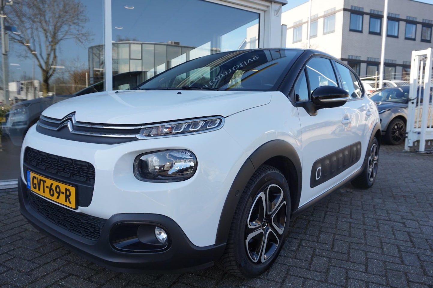 Citroën C3 - 1.2 PureTech Shine | Automaat | Navigatie | Apple car play |Camera | Dode hoek - AutoWereld.nl