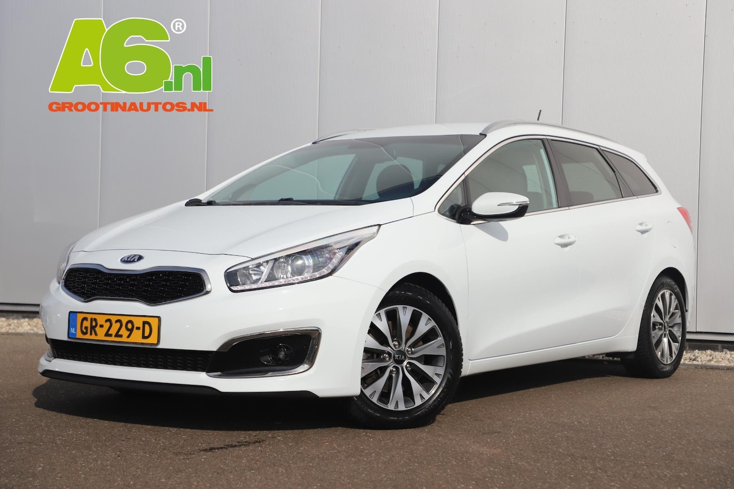 Kia Cee'd Sportswagon - Ceed 1.6 GDI DynamicLine Navigatie Achteruitrijcamera Clima Cruise Parkeersensor 16 inch L - AutoWereld.nl