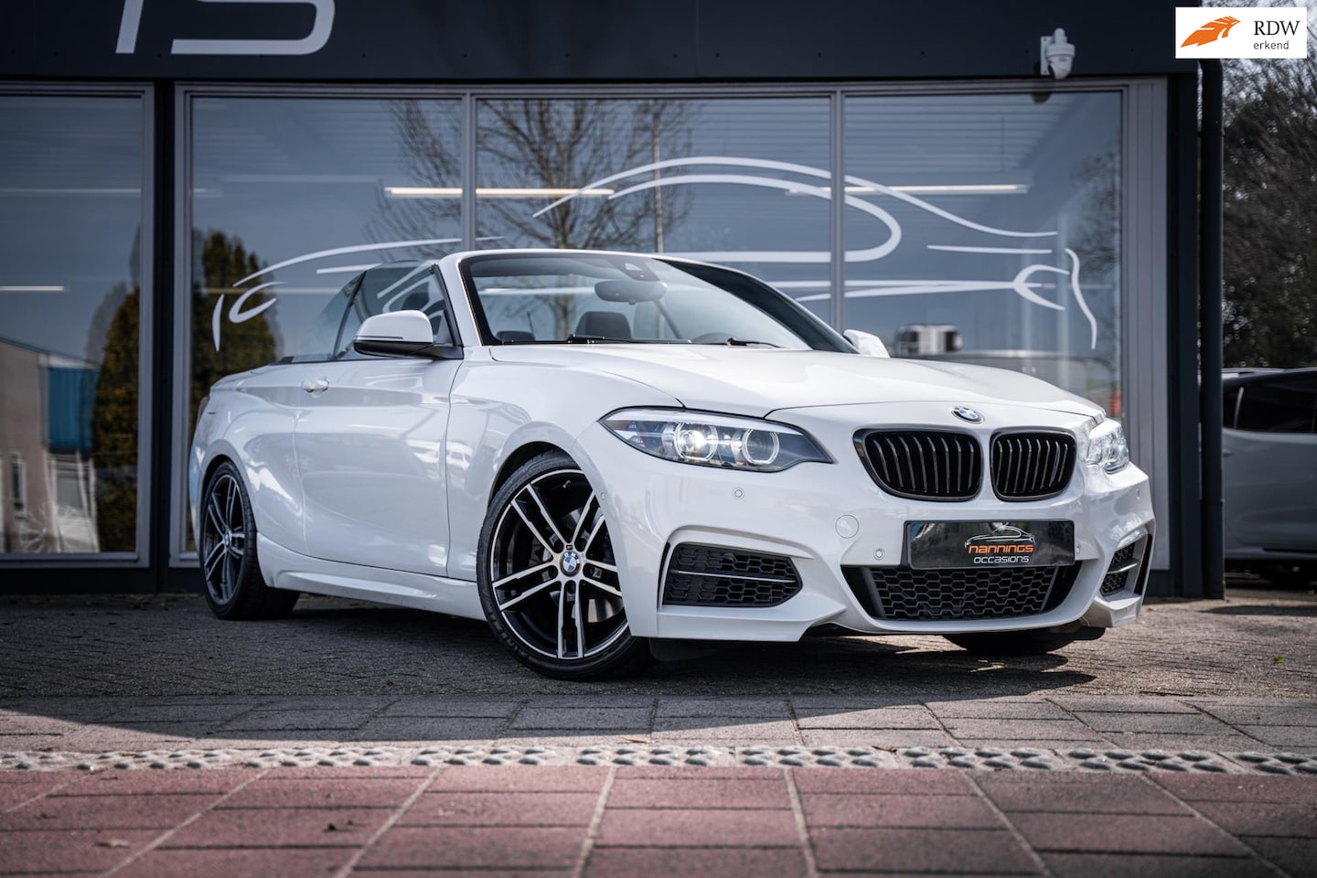 BMW 2-serie Cabrio - 220i High Executive|M-Pakket|Stuur/stoelverw|Aut|Softop|LED|Navi|Leder|Verlaagd - AutoWereld.nl