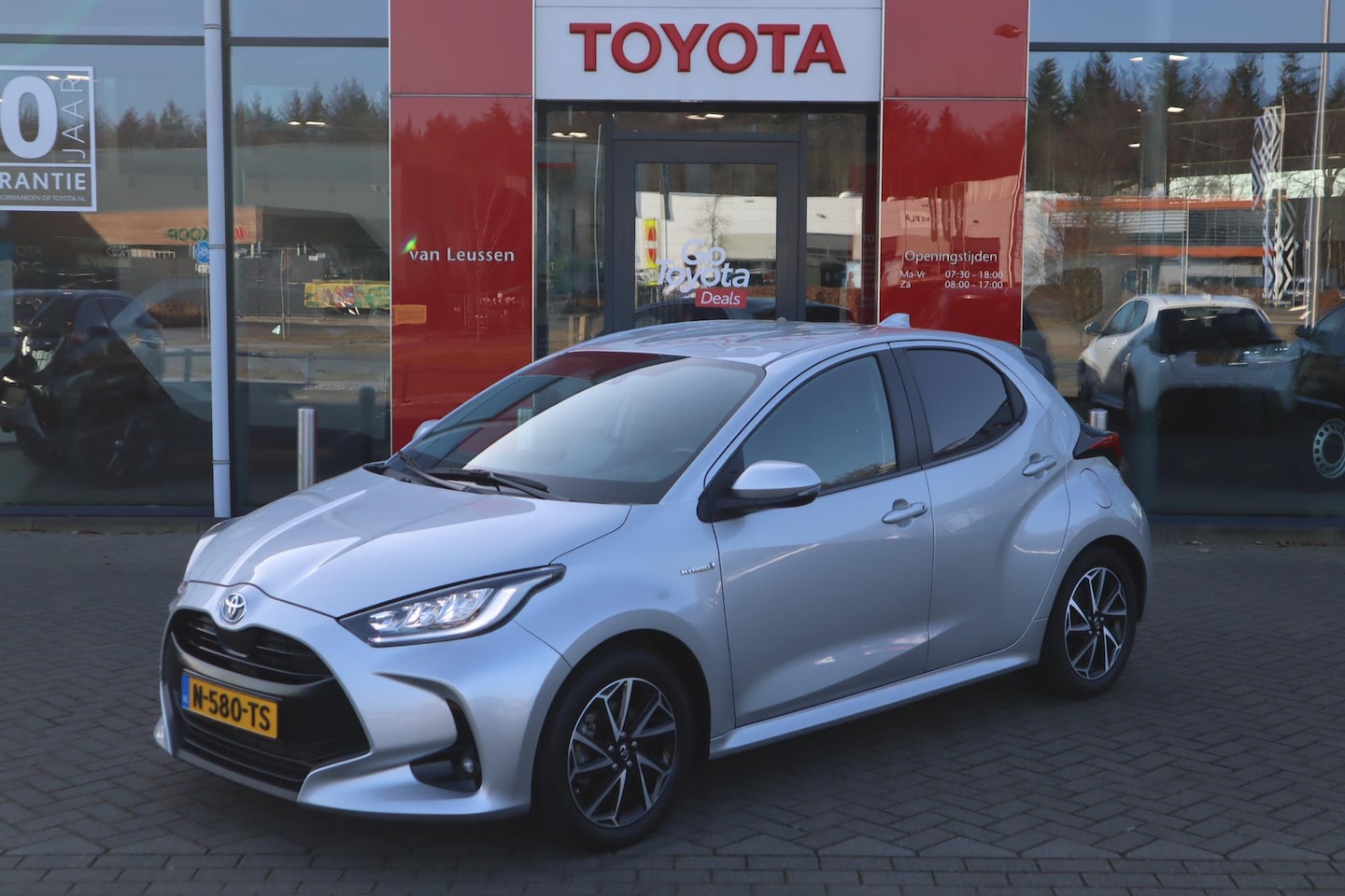 Toyota Yaris - 1.5 HYBRID DYNAMIC AFN-TREKHAAK AD-CRUISE KEYLESS NAVI LED-PAKKET APPLE/ANDROID 16"LMV PRI - AutoWereld.nl