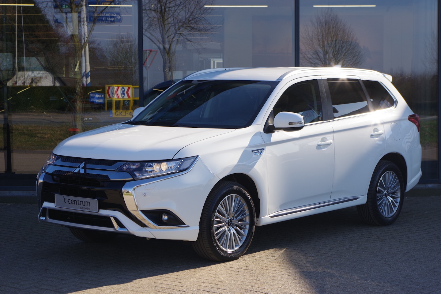 Mitsubishi Outlander - 2.4 PHEV Pure 2.4 PHEV Pure+, Leder-Alcantara, Adap. Cruise Control, Climate Control - AutoWereld.nl