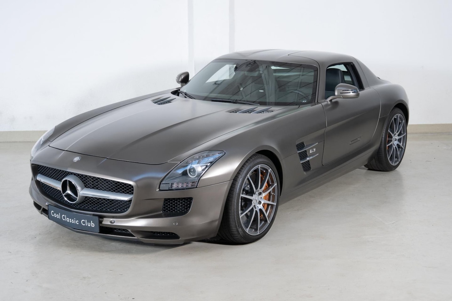 Mercedes-Benz SLS Coupé - 6.3 AMG - Very Low Mileage - Designo Magno - Ceramic - - AutoWereld.nl