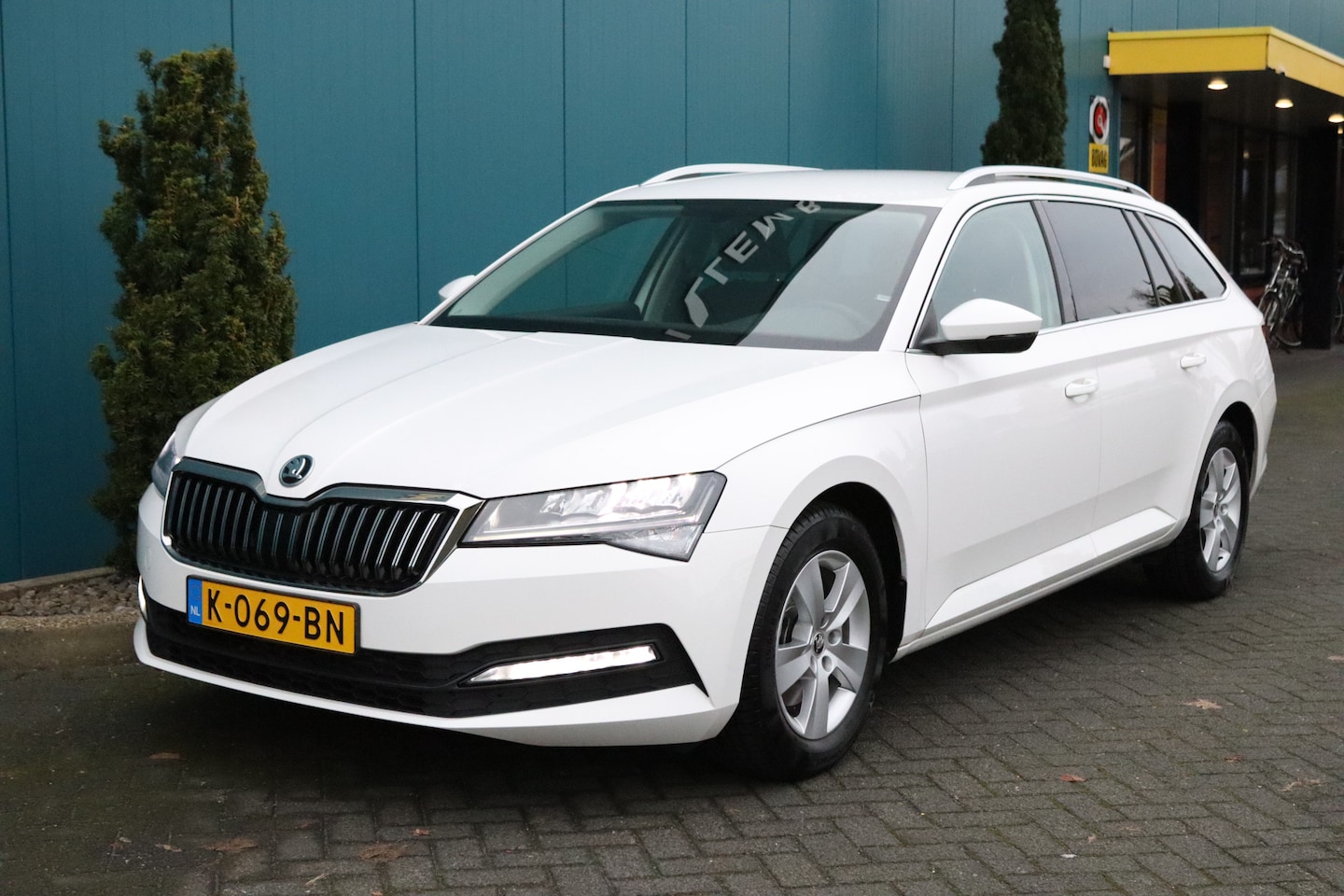 Skoda Superb Combi - 1.5 TSI ACT DSG AUT. Business Edition/ECC/NAV/LMV/PDC/KEYLESS/ELECTR.TREKH.33.DKM!! 1'EIG. - AutoWereld.nl