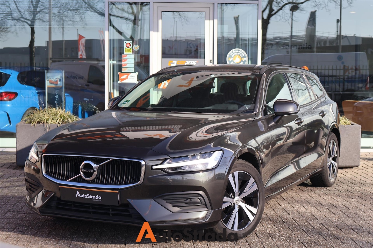 Volvo V60 - 2.0 B3 Momentum | Camera | Stoelverwarming | LED | Trekhaak | Navi | Carplay - AutoWereld.nl