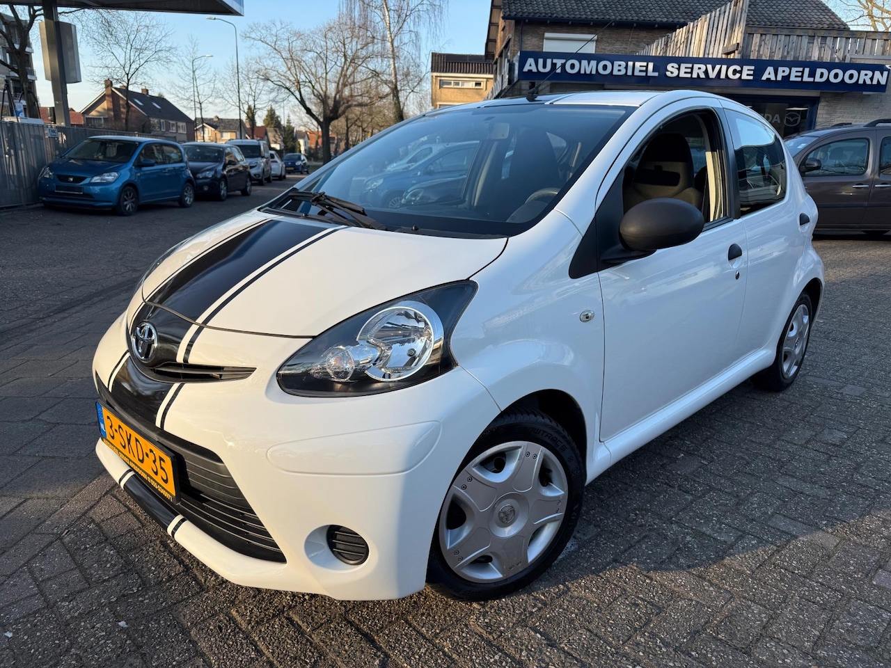 Toyota Aygo - 1.0 VVT-i Now NL AUTO |*NAP*5DRS*AIRCO*STUURBEKR.*ELLEK.PAKKET*ZO GOED ALS NIEUWSTAAT* - AutoWereld.nl