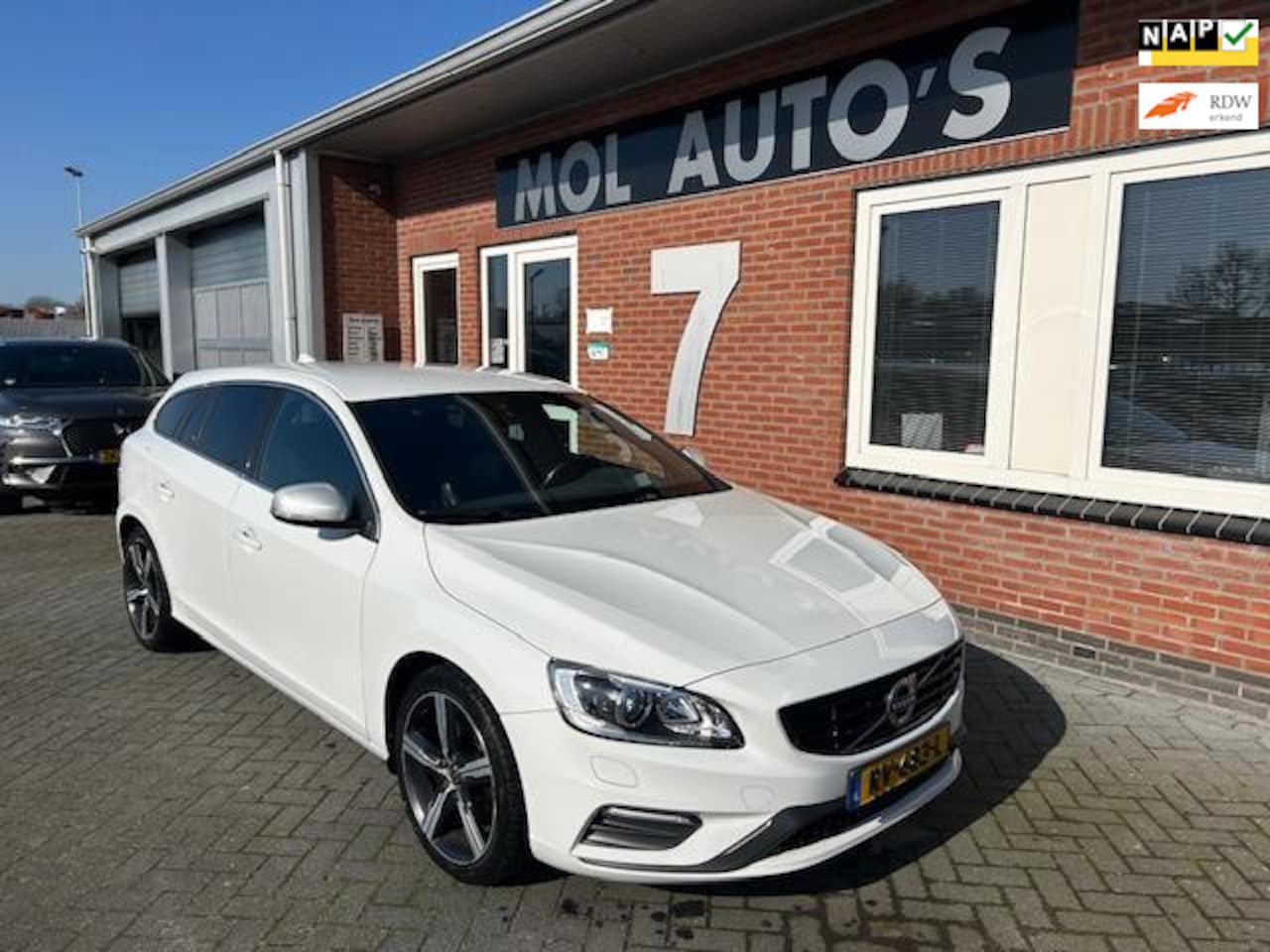 Volvo V60 - 2.0 D4 R-Design 2.0 D4 R-Design , Business Sport - AutoWereld.nl