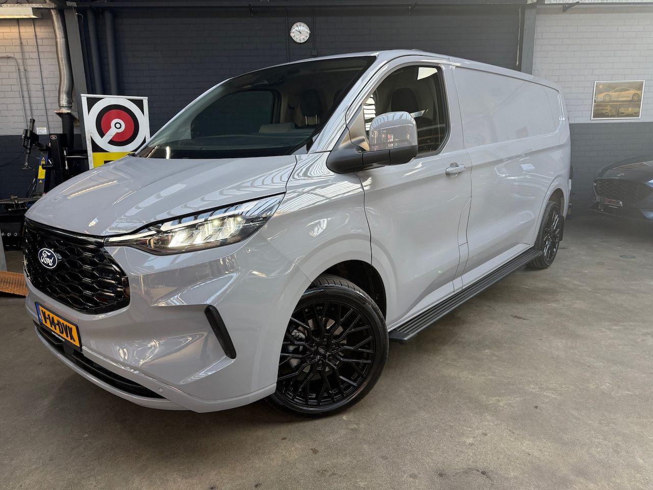 Ford Transit Custom - 320 2.0 TDCI L2H1 Limited 170pk Autom,Camera A,ACC,Blis,Climate Contr,Stoel verw,Trekhaak, - AutoWereld.nl