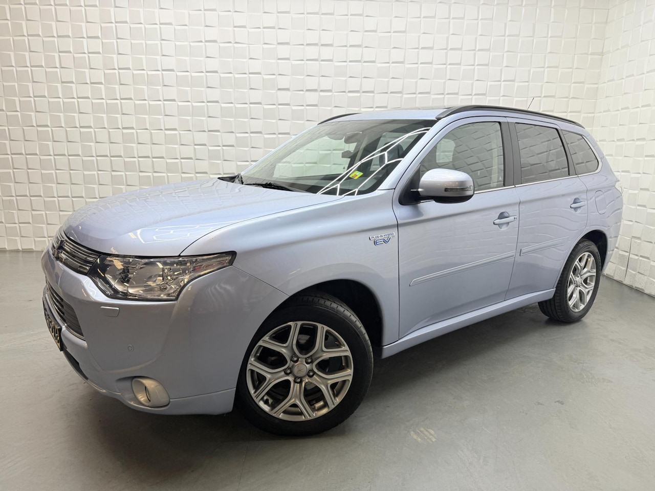 Mitsubishi Outlander - 2.0 PHEV Instyle+ LEER NAVI CAMERA NAP - AutoWereld.nl