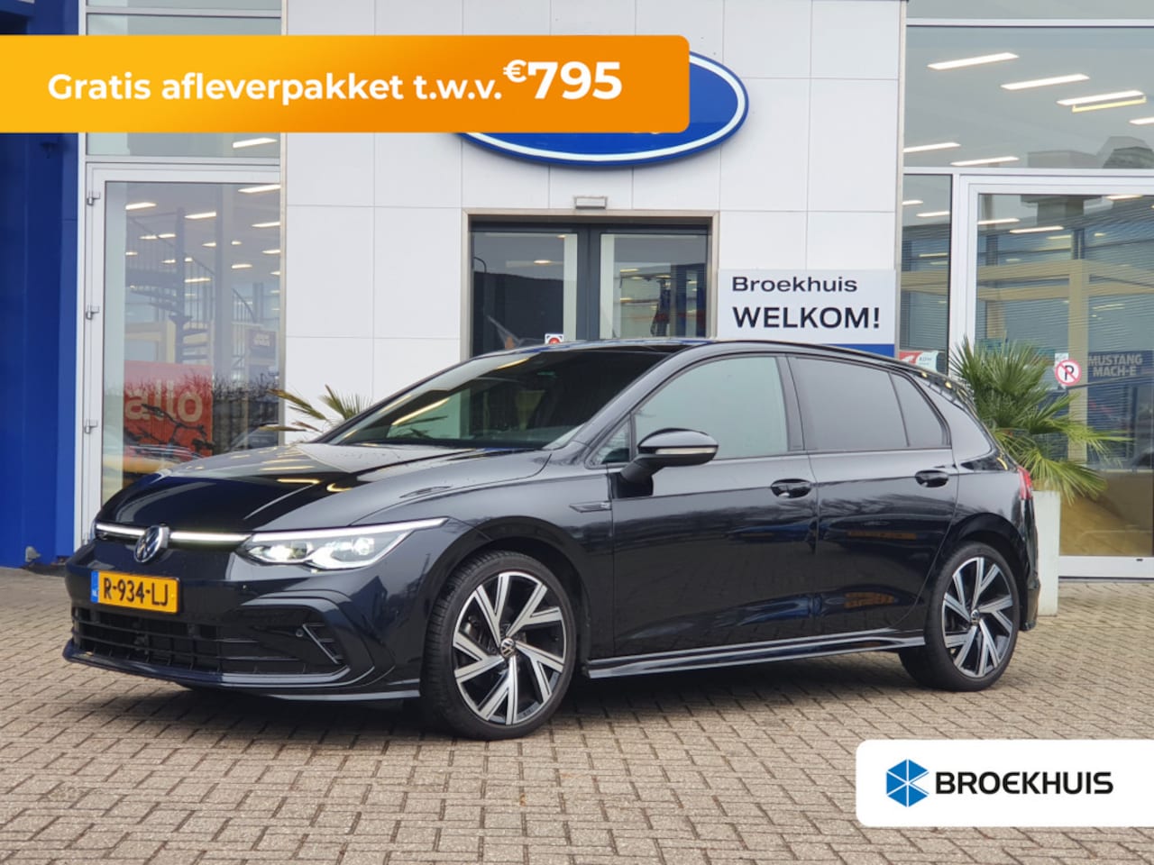 Volkswagen Golf - 1.5 eTSI R-Line | Panoramadak | 18 Inch | Camera | Apple Carplay & Android Auto | Digital - AutoWereld.nl