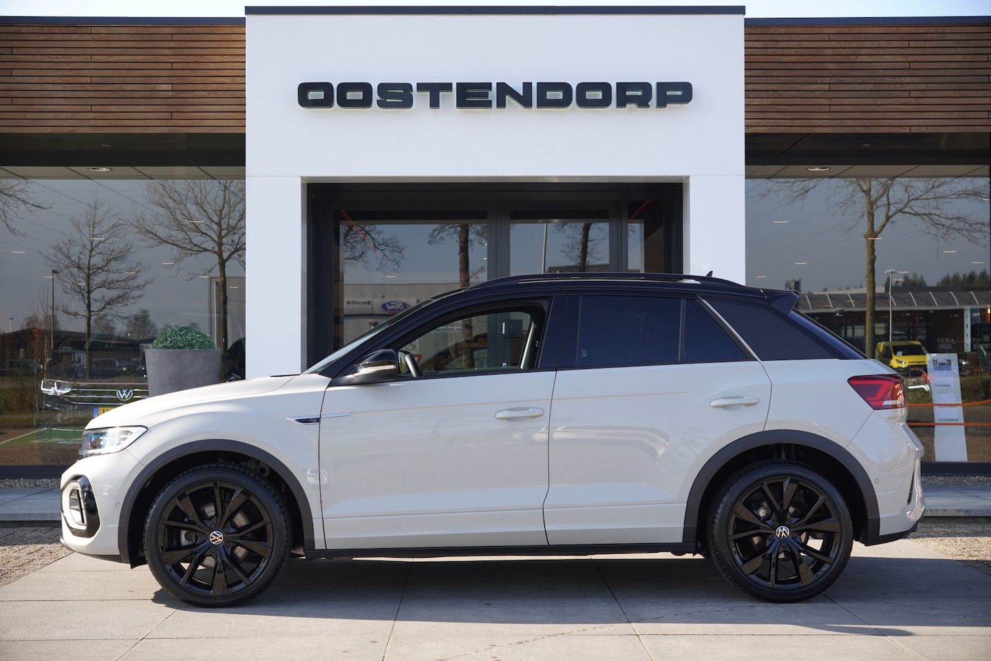 Volkswagen T-Roc - 1.5TSI/150pk R-Line Blackstyle|2024|LED|19"Misano Black|Trekhaak|Cruise+ACC|Virtual Cockpi - AutoWereld.nl