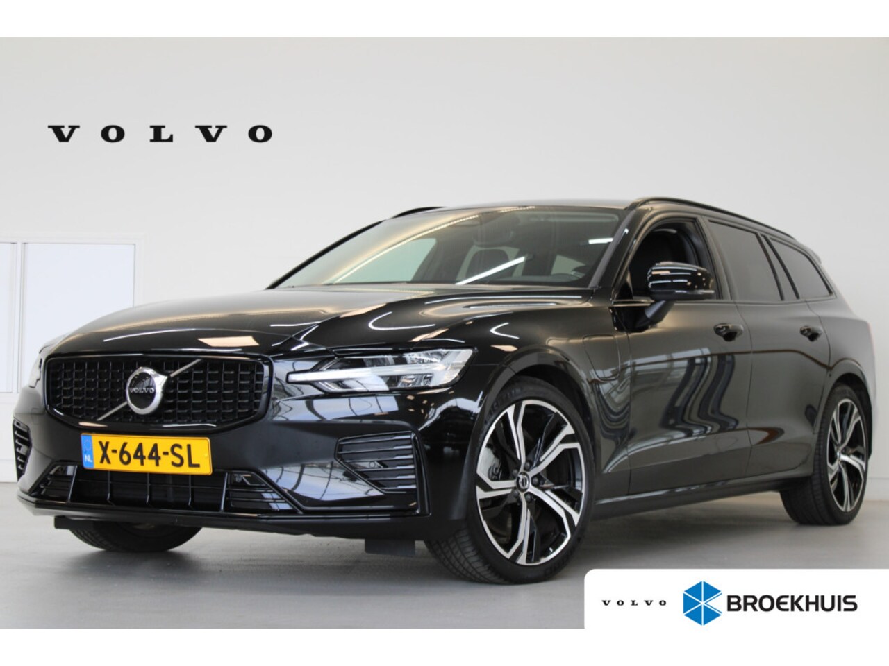 Volvo V60 - T6 350PK AWD Plus Dark | Keyless Entry | 19'' | Getint Glas | Achterb verw | Keyless Entry - AutoWereld.nl