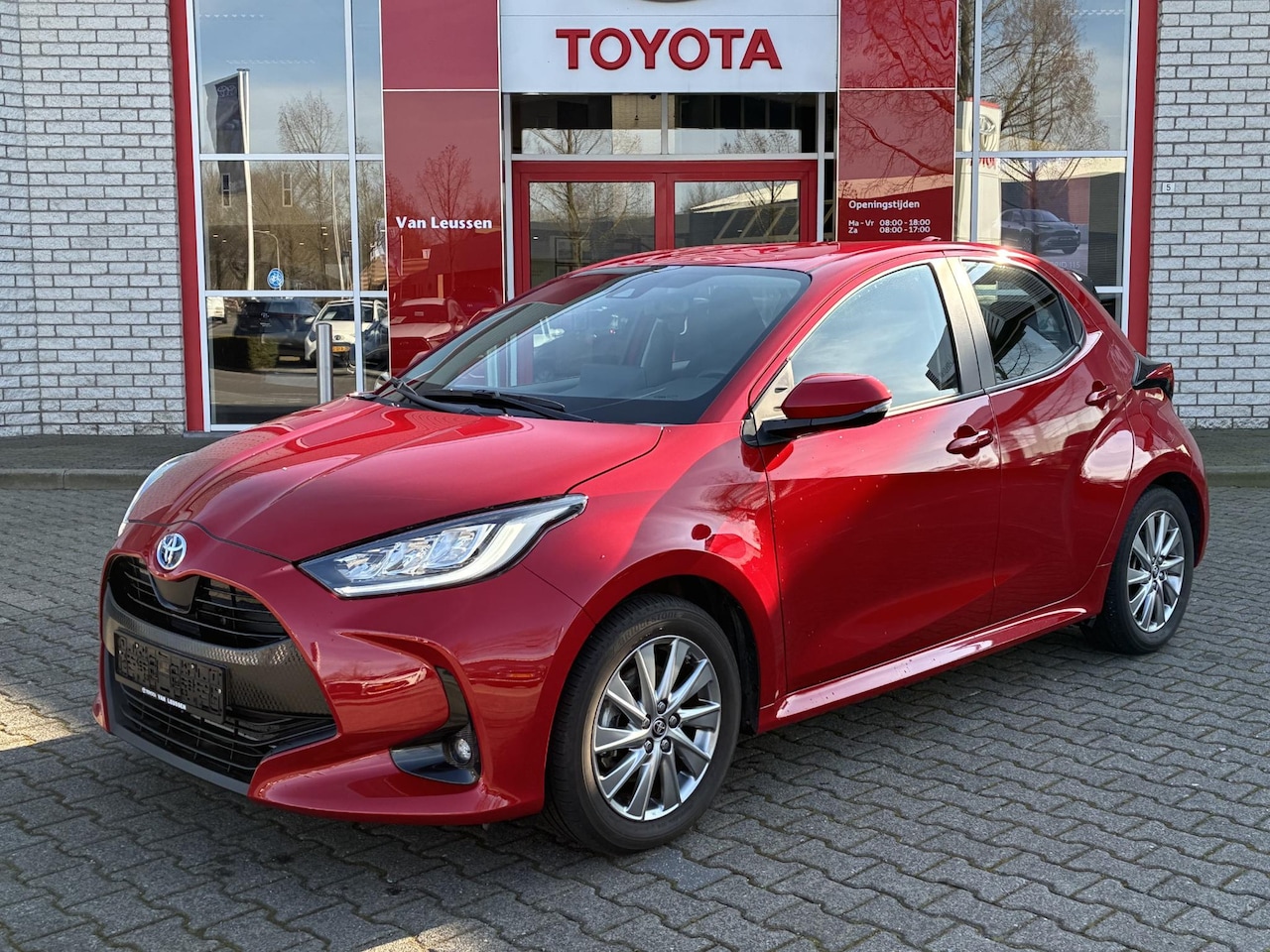 Toyota Yaris - 1.5 HYBRID DYNAMIC STOEL/STUURVERW APPLE/ANDROID KEYLESS AD-CRUISE LED 16" LM-VELGEN - AutoWereld.nl