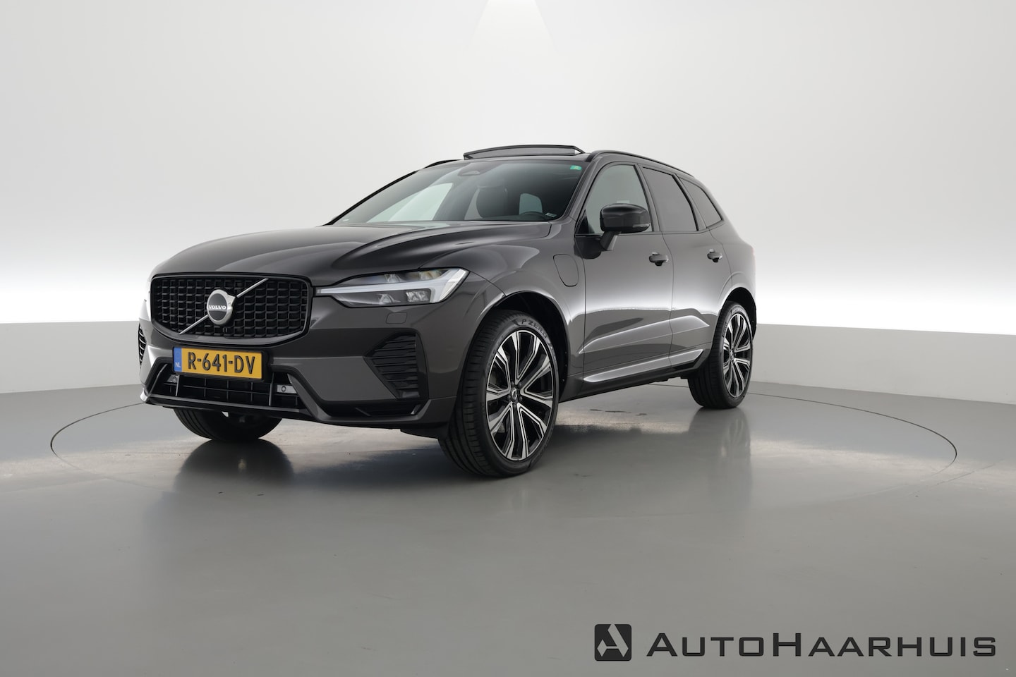 Volvo XC60 - 2.0 T8 Plug-in hybrid AWD R-Design | Pano | Elek. Trekhaak | Google | 21" | Harman Kardon - AutoWereld.nl