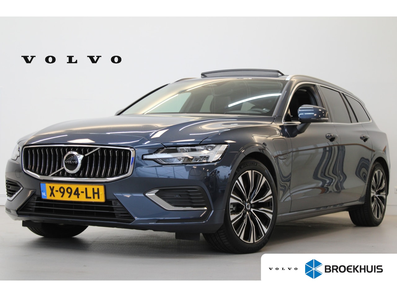 Volvo V60 - T8 455PK AWD Plus Bright | Panoramadak | Trekhaak | Adapt LED | BLIS | Getint Glas | Achte - AutoWereld.nl