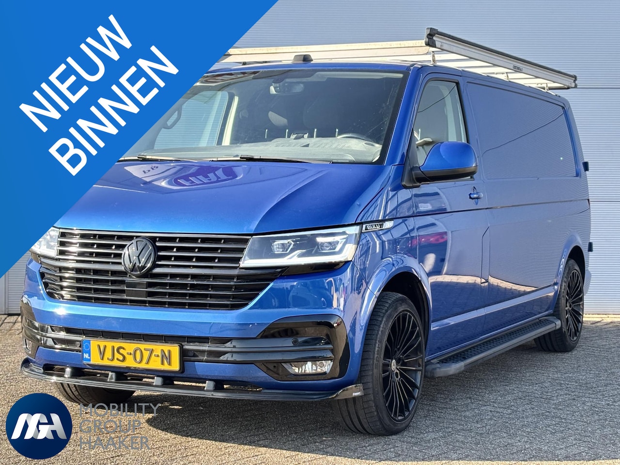 Volkswagen Transporter - 2.0 TDI L2H1 28 I Bulli-Edition I Trekhaak I Apple-Android I Parkeercamera I Betimmering - AutoWereld.nl