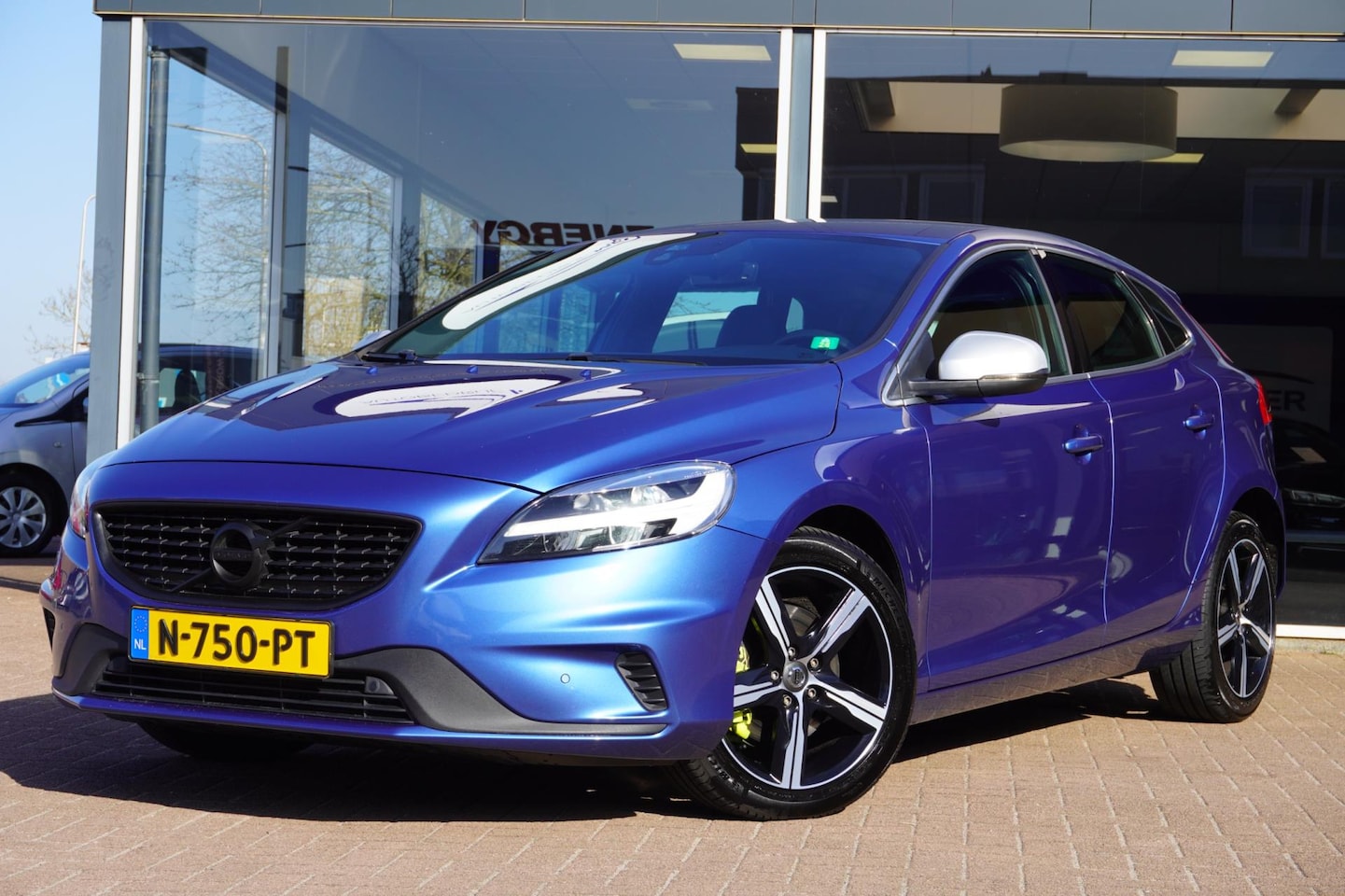 Volvo V40 - 2.0 T2 Inscription / R Design | Navigatie | Airco | Elek. pakket | Vol opties | LM velgen - AutoWereld.nl