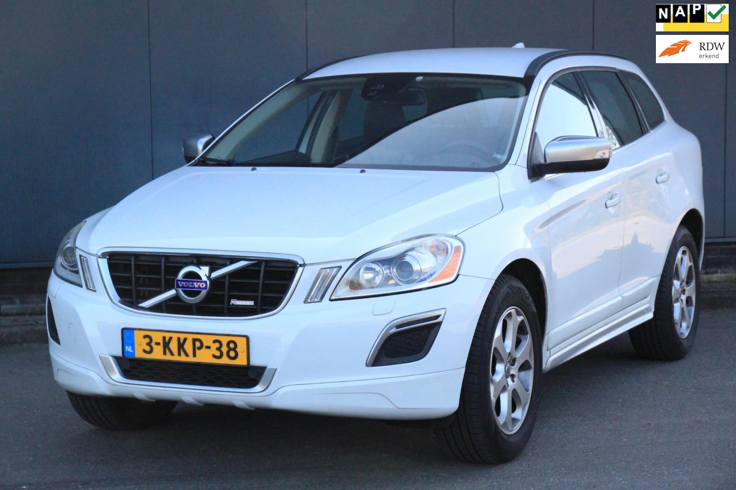 Volvo XC60 - 2.4 D5 AWD R-Design Xenon/Leer/Navigatie/Parkeersensor/Stoelverwarming - AutoWereld.nl