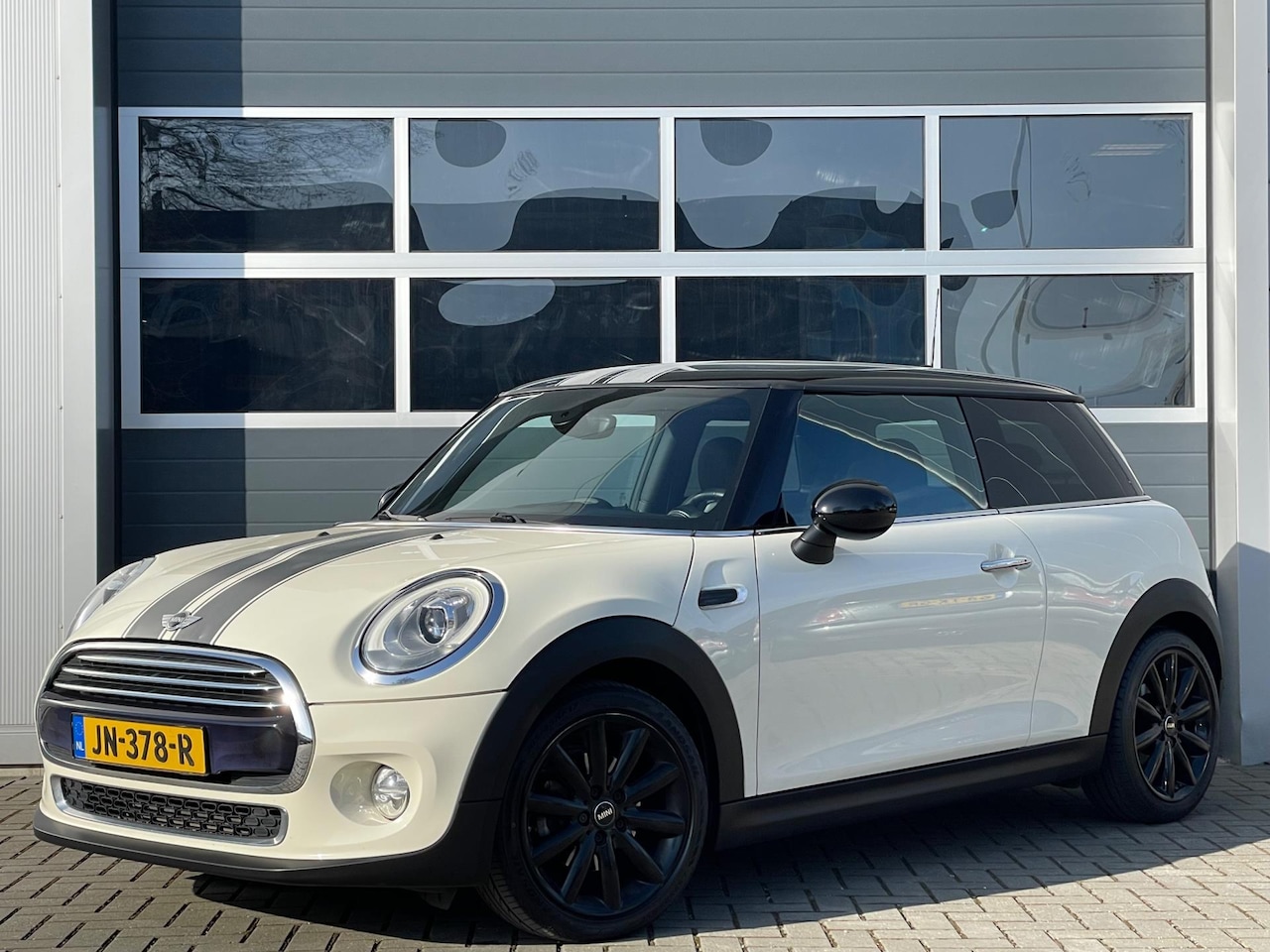 MINI Cooper - 1.5 Serious Business | Navi | Xenon | keyless | Sportstoelen | Cruise control - AutoWereld.nl