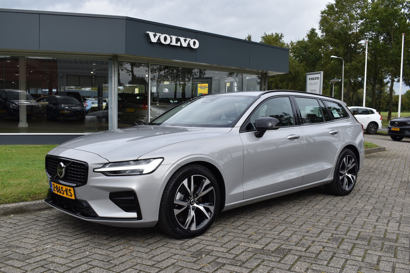 Volvo V60 - B4 211PK Automaat Plus Dark | Trekhaak | Blis | ACC | Leder | Stuurverwarming | Camera | E - AutoWereld.nl