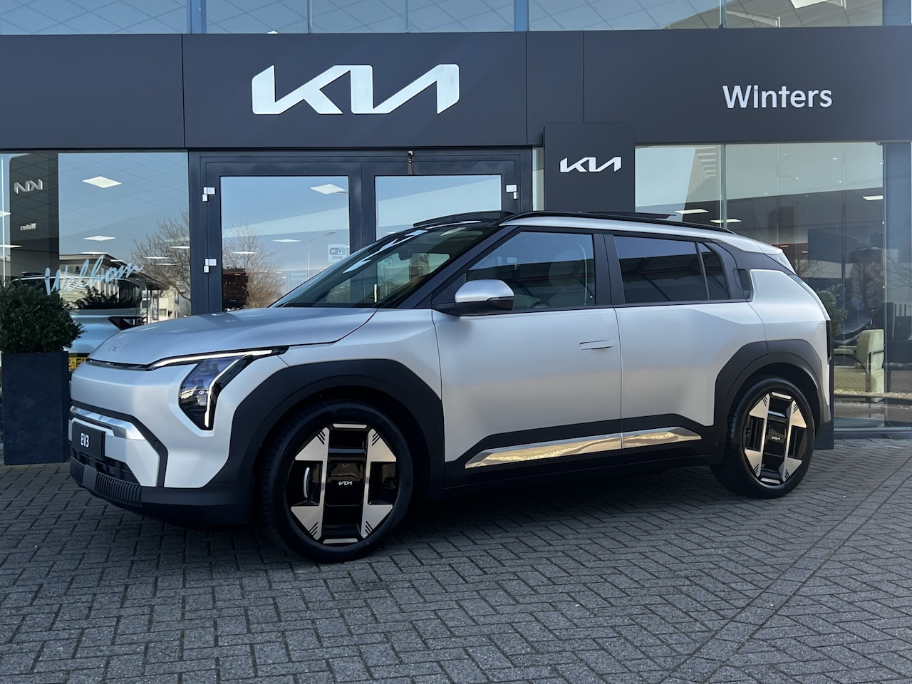 Kia EV3 - Plus Advanced 81.4 kWh Matte Ivory Silver. Op voorraad, direct leverbaar! - AutoWereld.nl