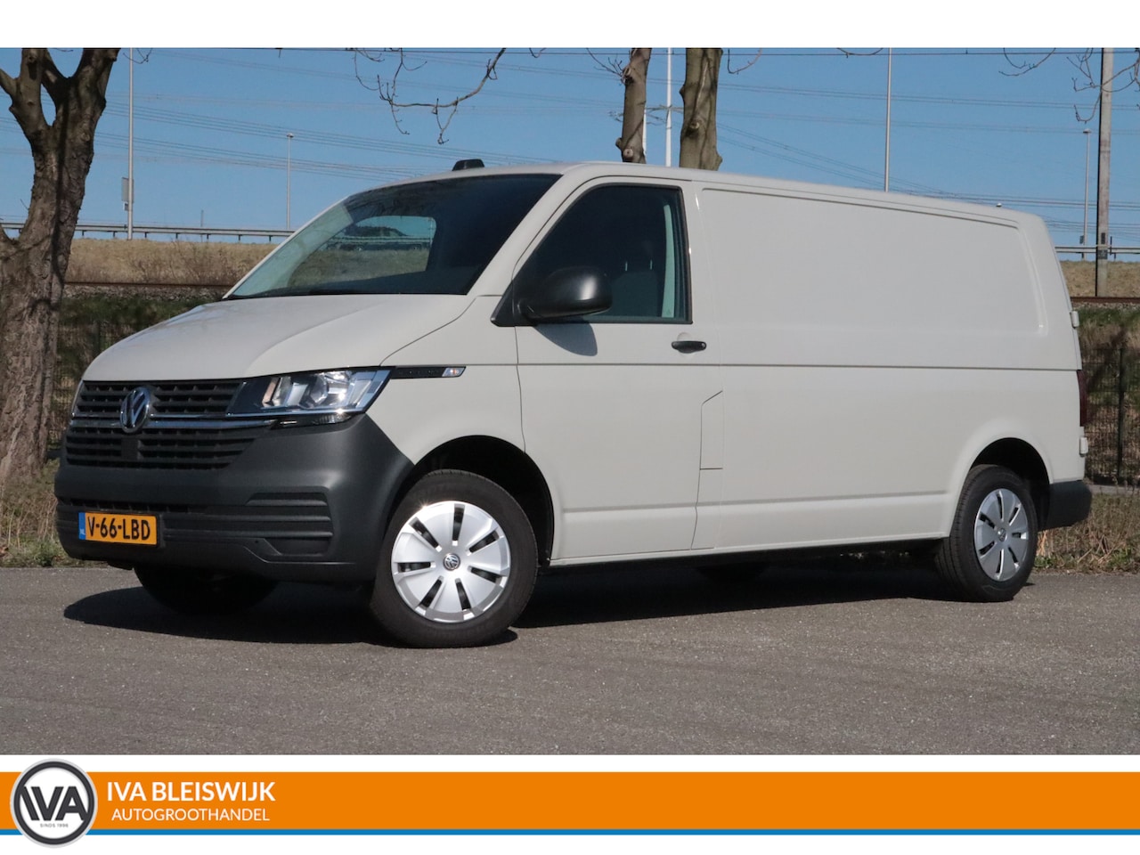 Volkswagen Transporter - 2.0 TDI L2H1 28 Comfortline 150PK | 3 PERS | APPCONNECT | AIRCO | PDC ACHTER | SCHUIFDEUR - AutoWereld.nl