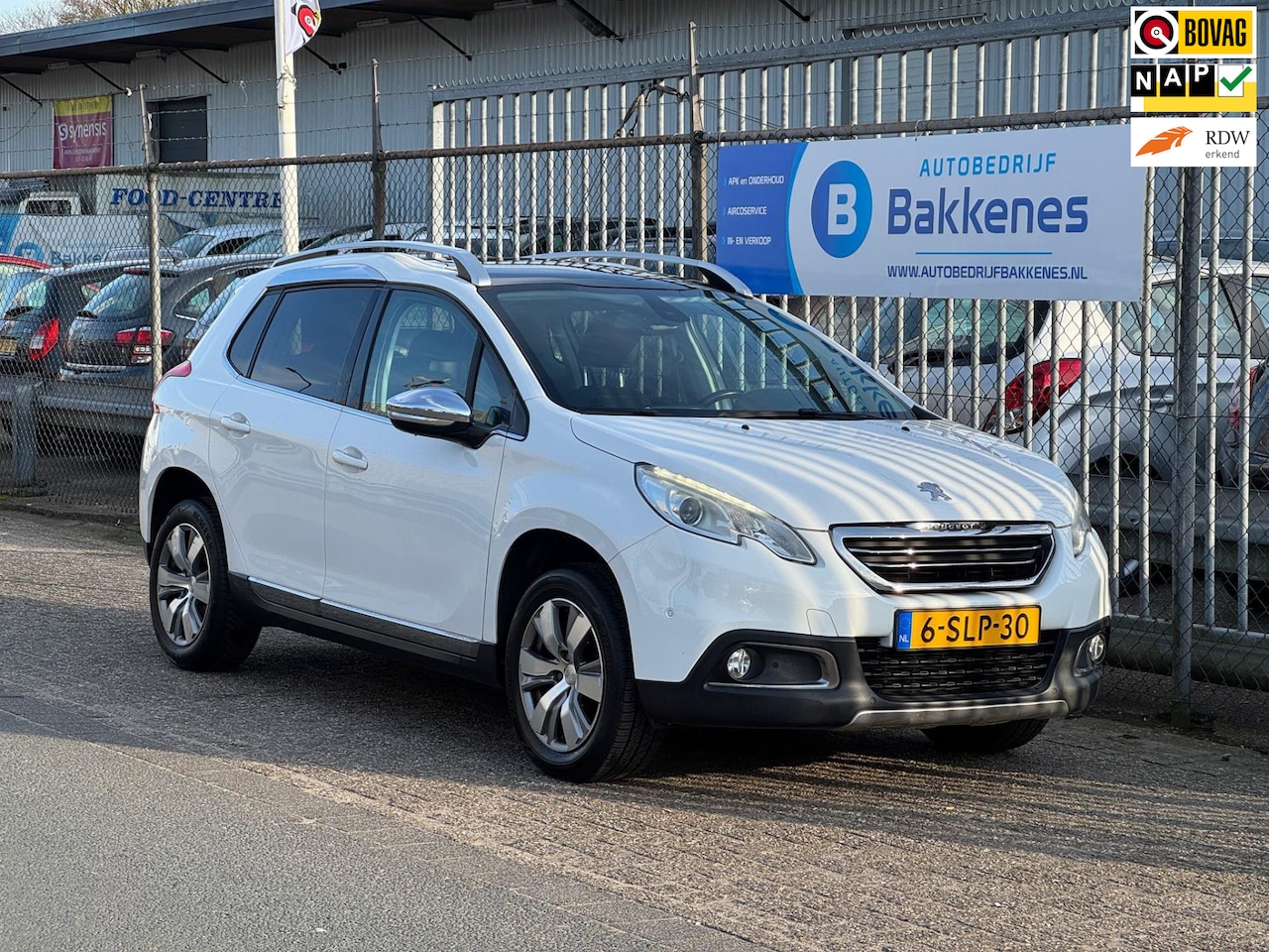 Peugeot 2008 - 1.2 VTi Allure Pack Premium Plus | Pano | Cruise | Airco - AutoWereld.nl